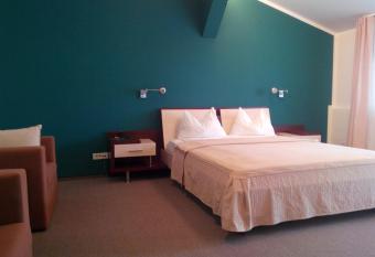 Hotel Baneasa Parc allows 18 year olds to book a room