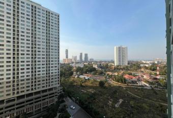 Lumpini Ville Naklua-Wongamat B14 near Terminal 21 allows 18 year olds to book a room