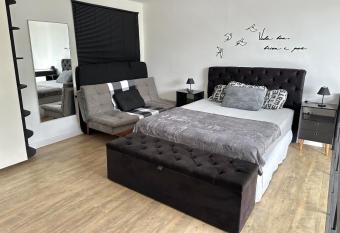 Saint Sebastian Flat 704 - Com Hidro! at   4 pessoas, Duplex, no centro has rooms with a private hot tub