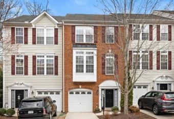 Charming Townhome Oasis has Balcony rooms