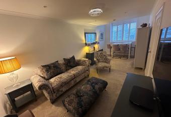 Luxury Moffat Apartment - High End Furnishing allows 18 year olds to book a room