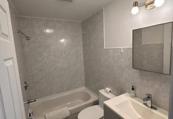 Chambre Lumineuse et Confortable has rooms with a private hot tub