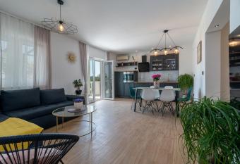 Apartmani Dobrila Groundfloor II has Balcony rooms