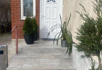 Airport17 B&B has Balcony rooms