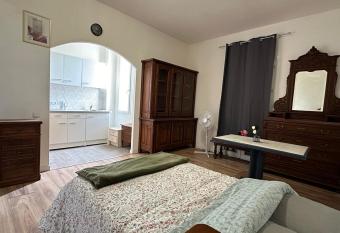 Studio Cosy - C  ur Perpignan allows 18 year olds to book a room