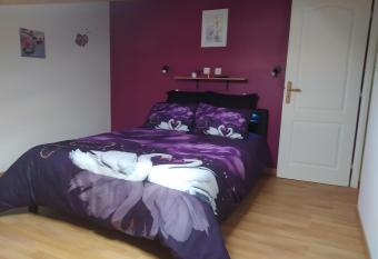 Studio cosy avec terrasse et jacuzzi en plein air allows 18 year olds to book a room