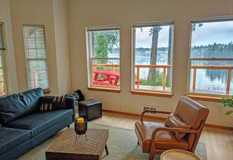 Hood Canal Waterfront - Olympic Peninsula has Balcony rooms