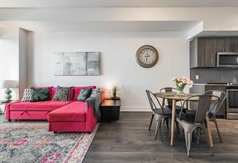 660sqf Condo by Lake close to Airport, Parking! has rooms with a private hot tub