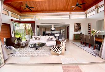 Botanica Villa Luxury Bang Tao Phuket has rooms with a private hot tub