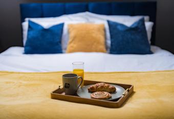 Stylish apartment near NEC, Birmingham Airport, Resorts World, HS2, JLR allows 18 year olds to book a room