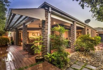 Specious ex-display 5 BDR house,up to 15 guests- Williams Landing allows 18 year olds to book a room