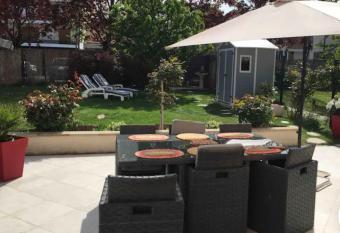 Maison    10 min    pieds du RER Bourg la reine has Balcony rooms