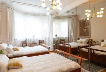 160qm Spacious Apartment, Central, 5 min to HBF has Balcony rooms