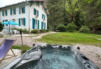Maison chaleureuse avec chemin  e bord de rivi  re has rooms with a private hot tub