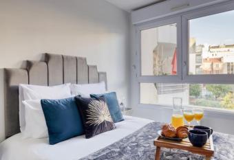 20 m   m  tro 7    5 min    pied allows 18 year olds to book a room