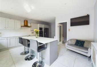 Deluxe Dwelling - 15 mins from Cork City/Airport allows 18 year olds to book a room