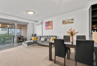 Urban Oasis in The Emporium has rooms with a private hot tub