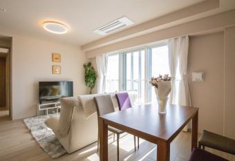 Tokyo Bay Port Area, high-rise luxury apartment with view, 2 minutes to Takeshiba Station has Balcony rooms