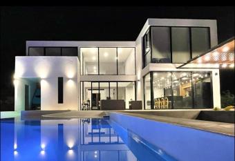 Alquiler Casa de Campo Cieneguilla Exclusiva has rooms with a private hot tub