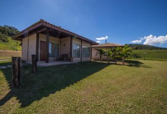 Hotel Est  ncia Atibainha - Resort & Convention has rooms with a private hot tub