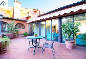 Casa Lia allows 18 year olds to book a room