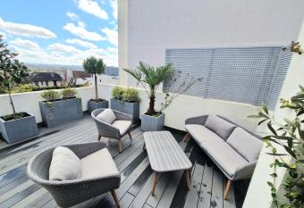 Le Rooftop Suresnes Paris La D  fense - Spacieux Duplex 100 m2 Terrasse has Balcony rooms