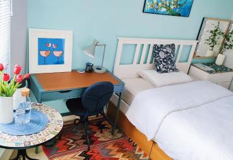 A Stylish Flat Offering a Private Bedroom Near Landmark of Portsmouth has Balcony rooms