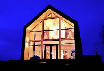 Bran Cottage has Balcony rooms