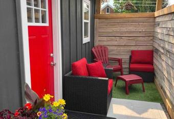 Red door retreat guesthouse allows 18 year olds to book a room