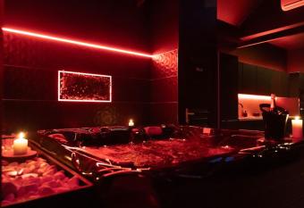 Loveroom    Diable Des Plaisirs avec jacuzzi allows 18 year olds to book a room