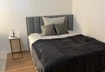 City Appartement direkt am Schloss! allows 18 year olds to book a room