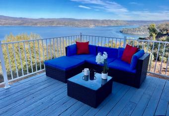 Exotic Lake View & Luxury living w Pool tbl, Ping-Pong, BBQ, Deck, Boating, fishing, Hiking has Balcony rooms