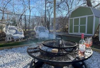 Cozy Mosaic Cottage has Balcony rooms