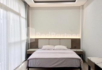 TERRA Guesthouse JEC Mitra RedDoorz has Balcony rooms