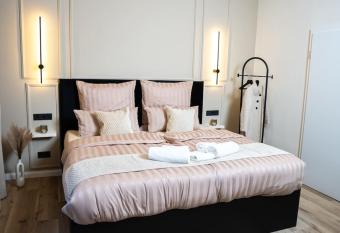 Angelinas Service Apartment 4 allows 18 year olds to book a room