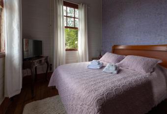 Hospedaria Os Memorialistas - Paranapiacaba allows 18 year olds to book a room