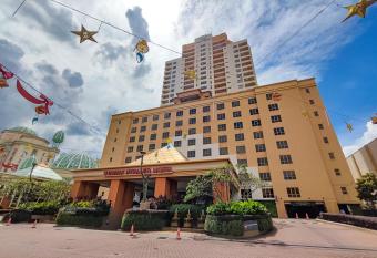 Sunway Resort Suites Homestay #13 has rooms with a private hot tub