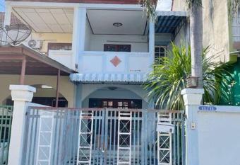 Bang Saen House: Friends/Family. has Balcony rooms