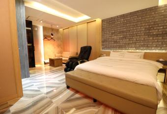 Hotel Airport has Smoking rooms