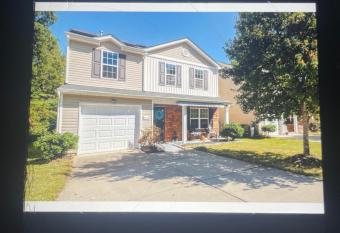 Vacay House has rooms with a private hot tub