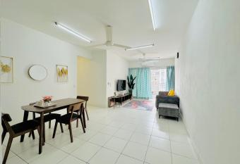 setia alam islamic homestay has rooms with a private hot tub