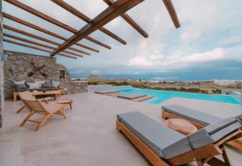 Stunning Naxos Villa | 5 Bedrooms | Villa Vardos | Private Pool & Outdoor Hot Tub | Agia Anna has rooms with a private hot tub
