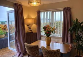 2 Bedroomed Lodge with Private Garden has Balcony rooms