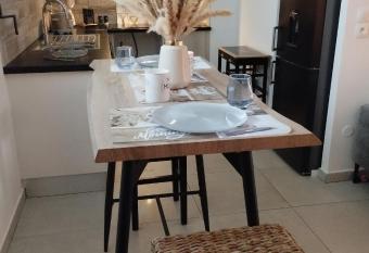 Spacieux T2, Bord De Mer Sable Volcanique allows 18 year olds to book a room