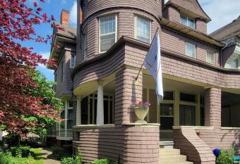 The Kings Throne Inn and Guest House allows 18 year olds to book a room