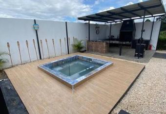 Casa Encanto: Elegancia Moderna has Balcony rooms