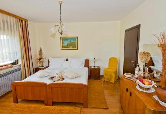 Hostel   ganjer has Balcony rooms