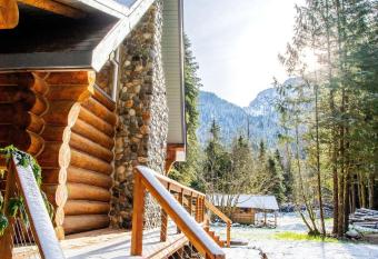 Mt Pilchuck view Cedar's Cabin has Balcony rooms