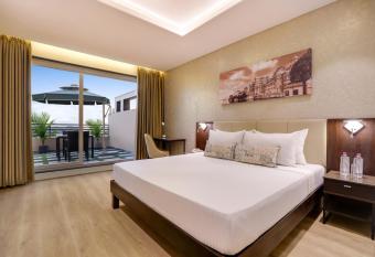 Keys Select by Lemon Tree Hotels, Udaipur has rooms with a private hot tub