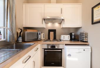 Stonehenge Cottages has Balcony rooms